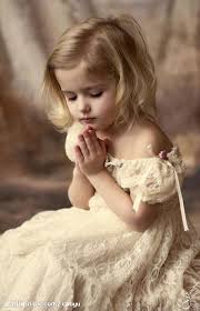 bambina che prega